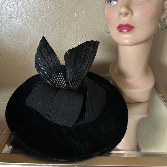 ORNATE 1940s\' BLACK FELT/VELVET FEDORA WITH FELT STRIPS + BLACK FEATHER \